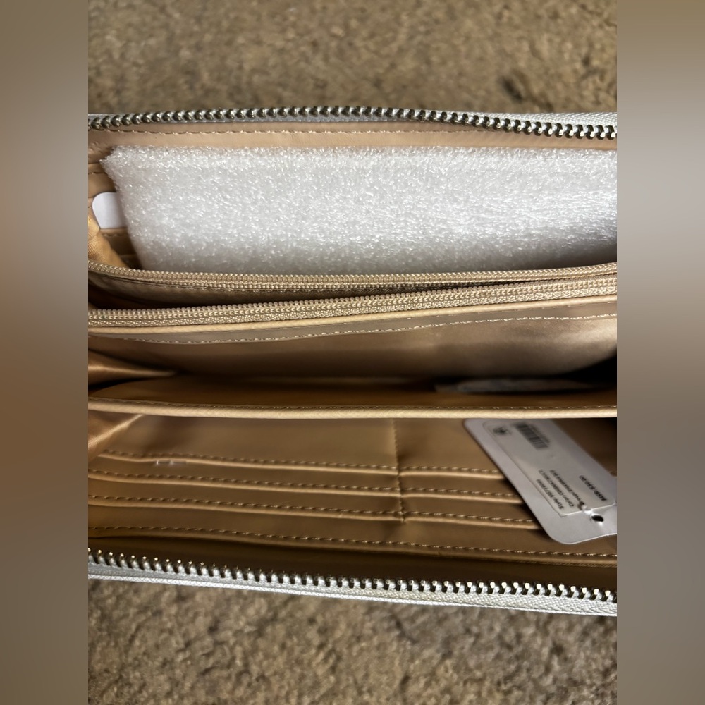 Guess White and Tan Wallet - Picture 8 of 10
